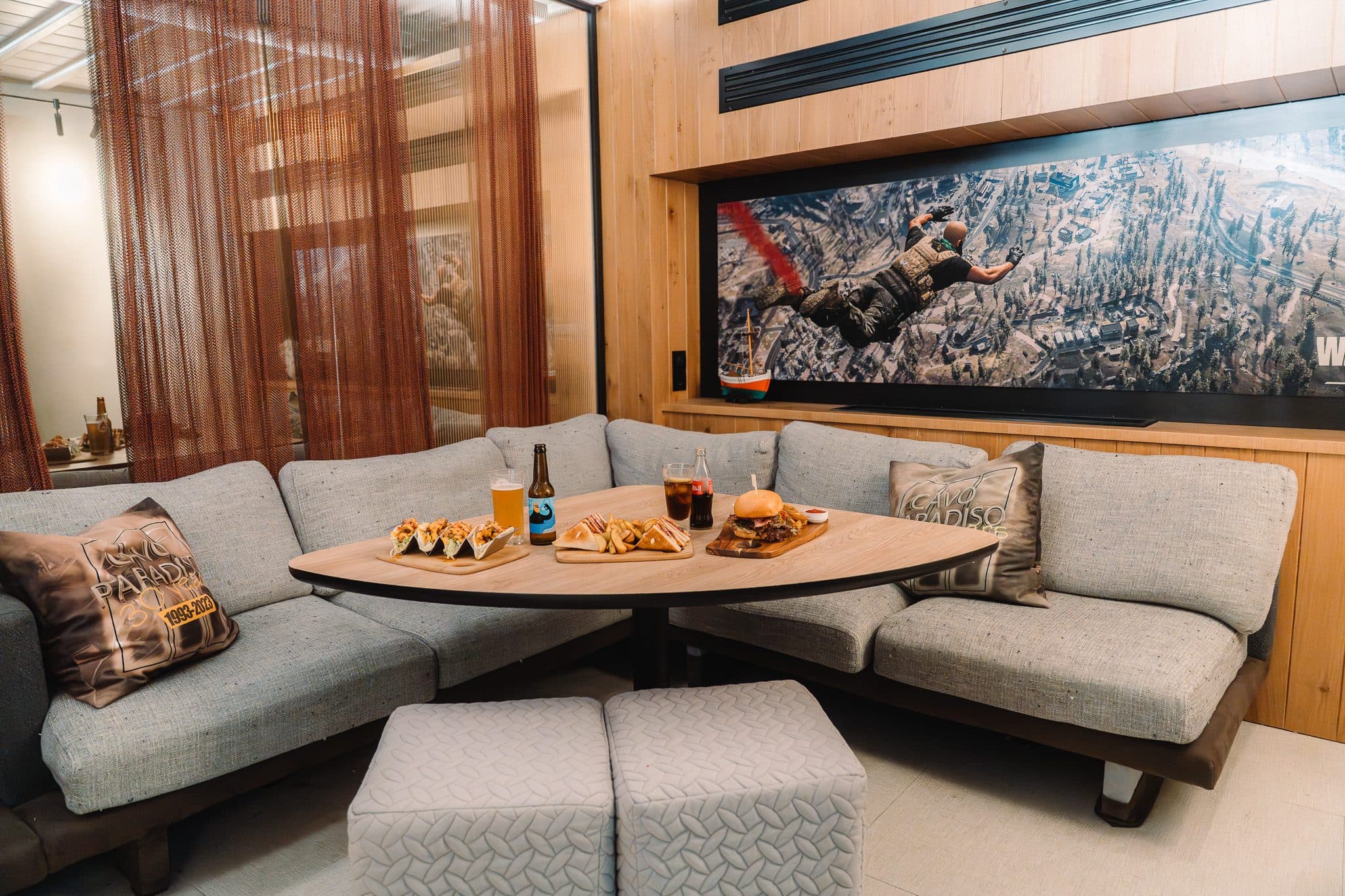 Καναπέδες και πιάτα για μοίρασμα στο VIP sports lounge